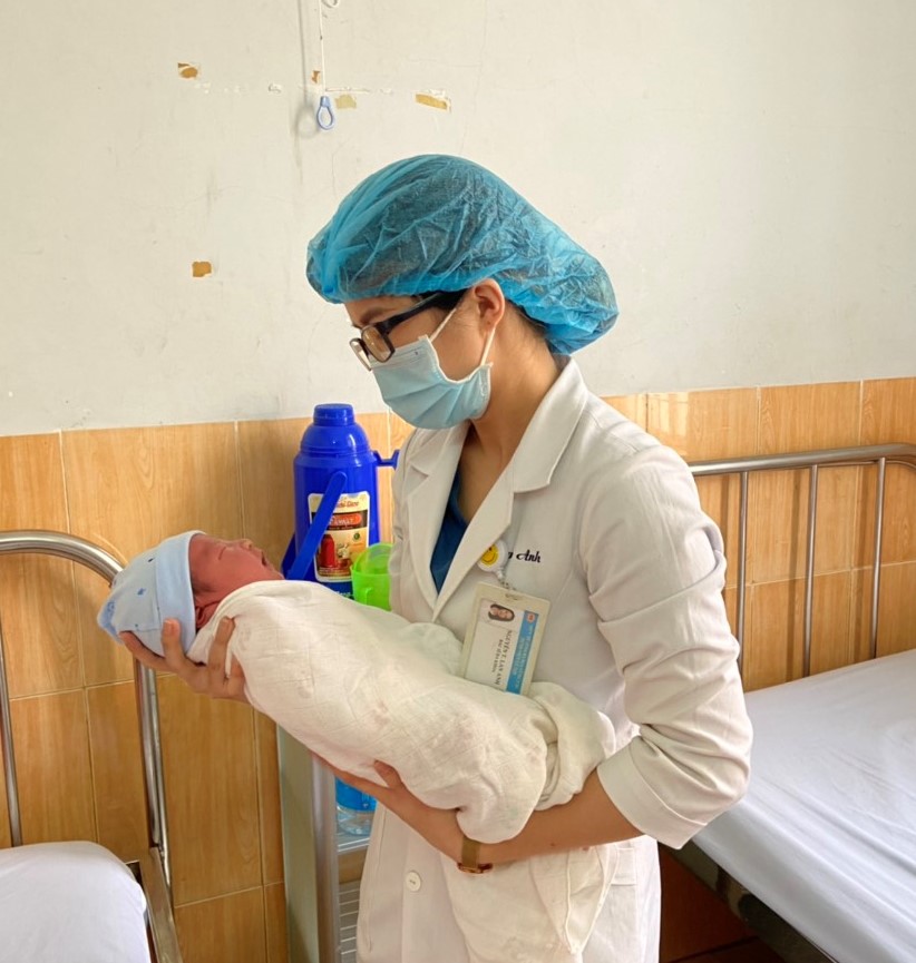 Vào ngày đầu tiên của năm 2021, nhiều em bé được chào đời tại các bệnh viện. Trong ảnh: Bác sĩ Khoa Sản (Bệnh viện Lê Lợi) chào đón một em bé vừa được sinh ra trong ngày 1/1/2021.