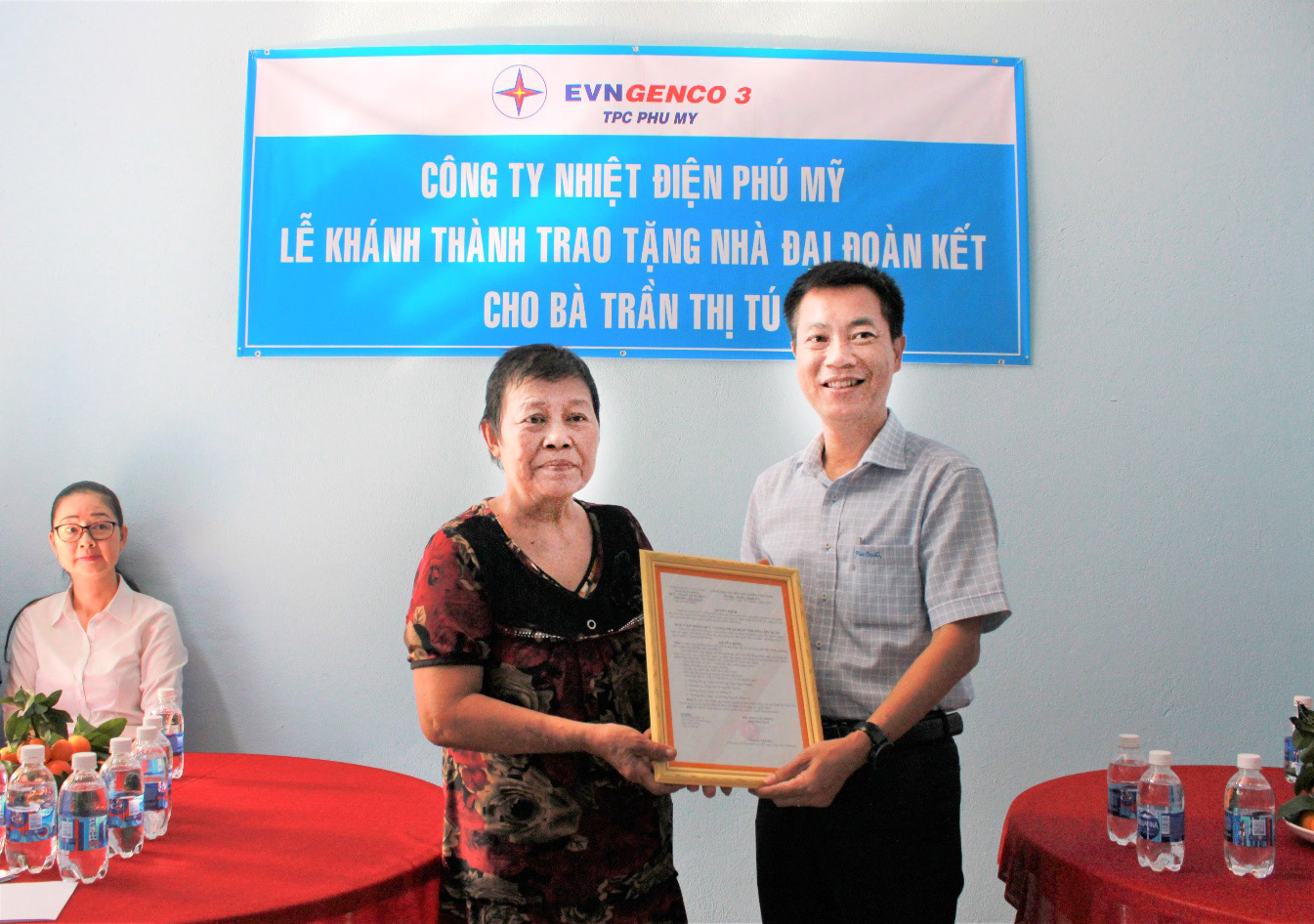 Ông Nguyễn Xuân Hiệp, Phó Giám đốc, Chủ tịch Công đoàn Công ty Nhiệt điện Phú Mỹ trao nhà cho bà Trần Thị Tú.