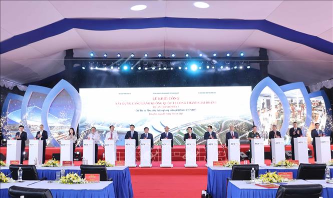 Thủ tướng Nguyễn Xuân Phúc và các đại biểu thực hiện nghi thức khởi công. Ảnh: Thống Nhất/TTXVN