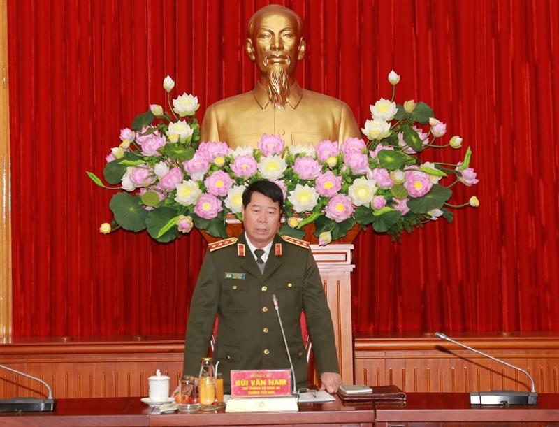 Thứ trưởng Bộ Công an, Trưởng Tiểu ban An ninh, trật tự Bùi Văn Nam chủ trì phiên họp. Ảnh: Cổng TTĐT Bộ Công an