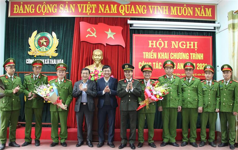 Lãnh đạo Công an tỉnh, Thị ủy và UBND TX Thái Hòa chúc mừng Ban chuyên án.