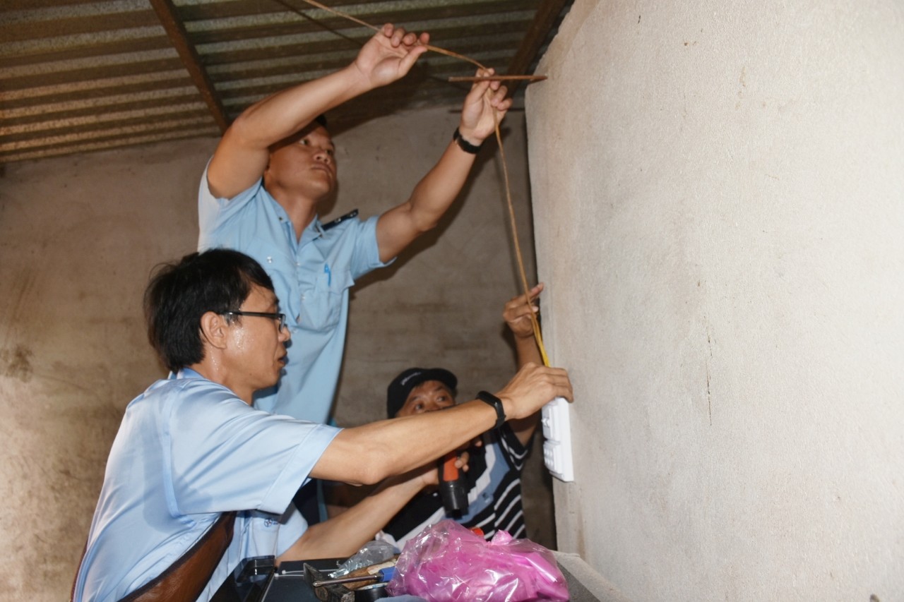 ĐVTN sửa chữa điện tại nhà bà Tòng Thị Tản (ấp 5, xã Hoà Bình, huyện Xuyên Mộc), hộ nghèo người dân tộc Châu Ro.