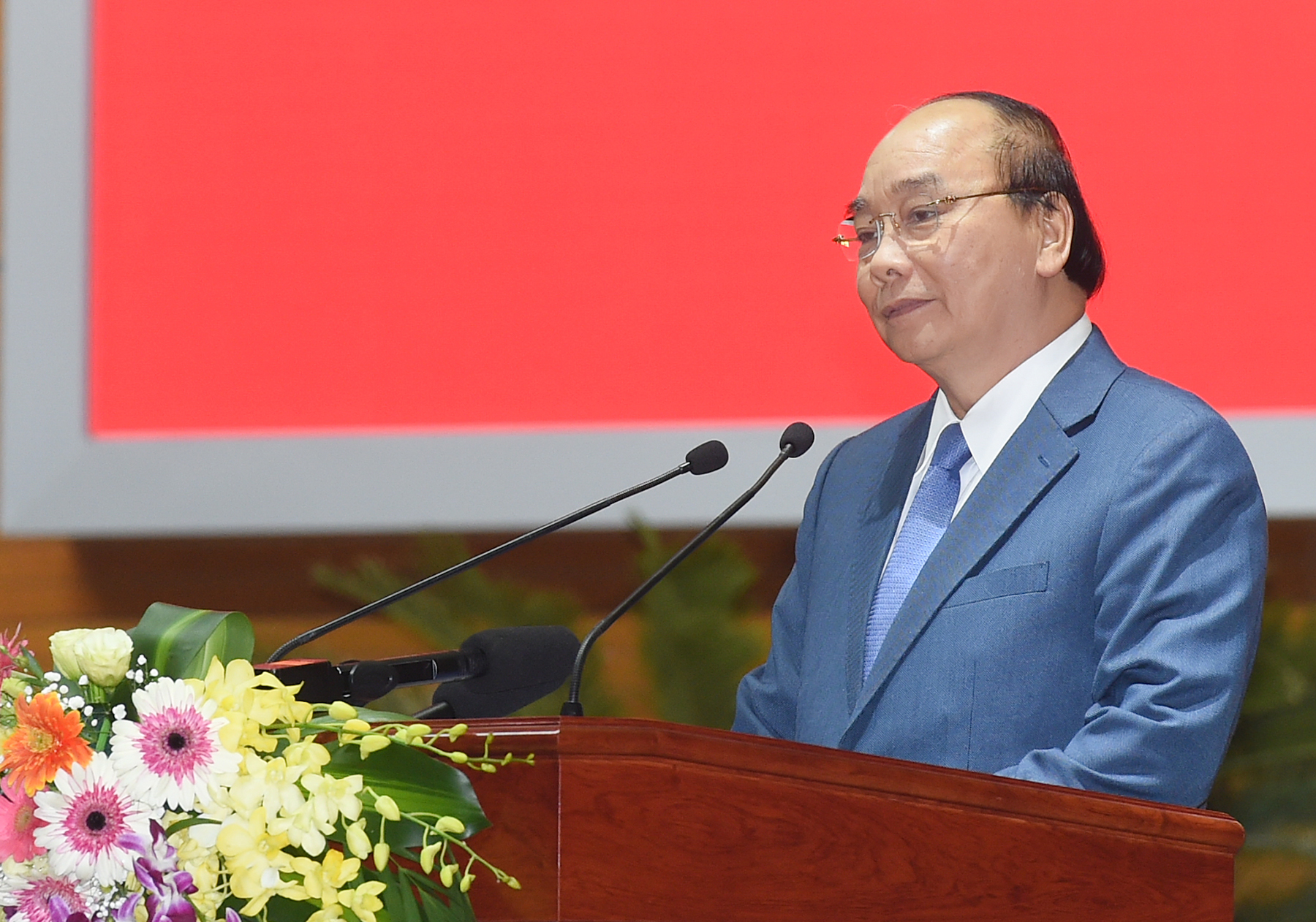 Thủ tướng Nguyễn Xuân Phúc biểu dương những nỗ lực của ngành y tế thời gian qua. Ảnh: QUANG HIẾU