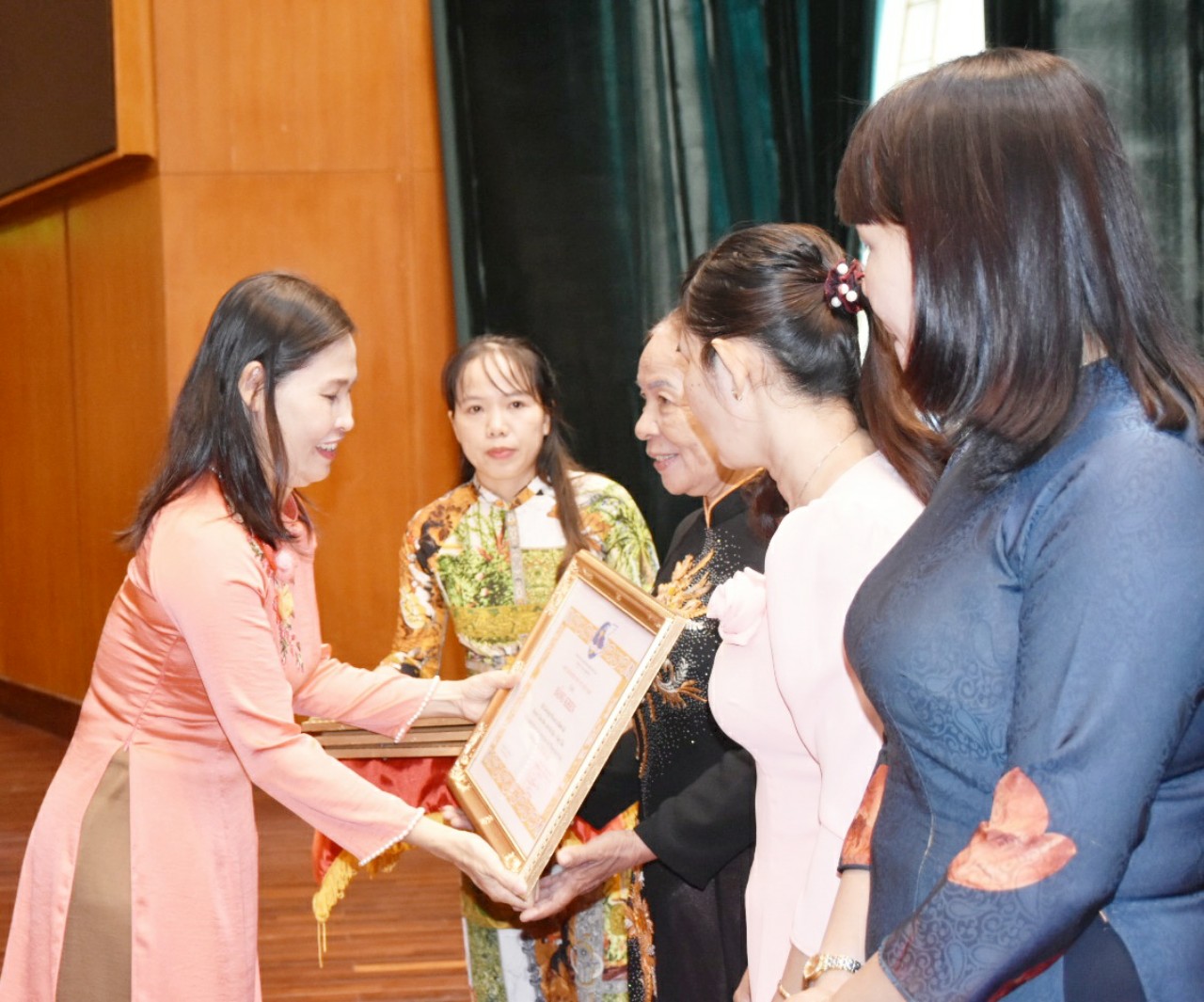 Bà Lê Thị Kim Thu, Chủ tịch Hội LHPN tỉnh tặng Bằng khen cho các cá nhân, tập thể có thành tích xuất sắc trong năm 2020.