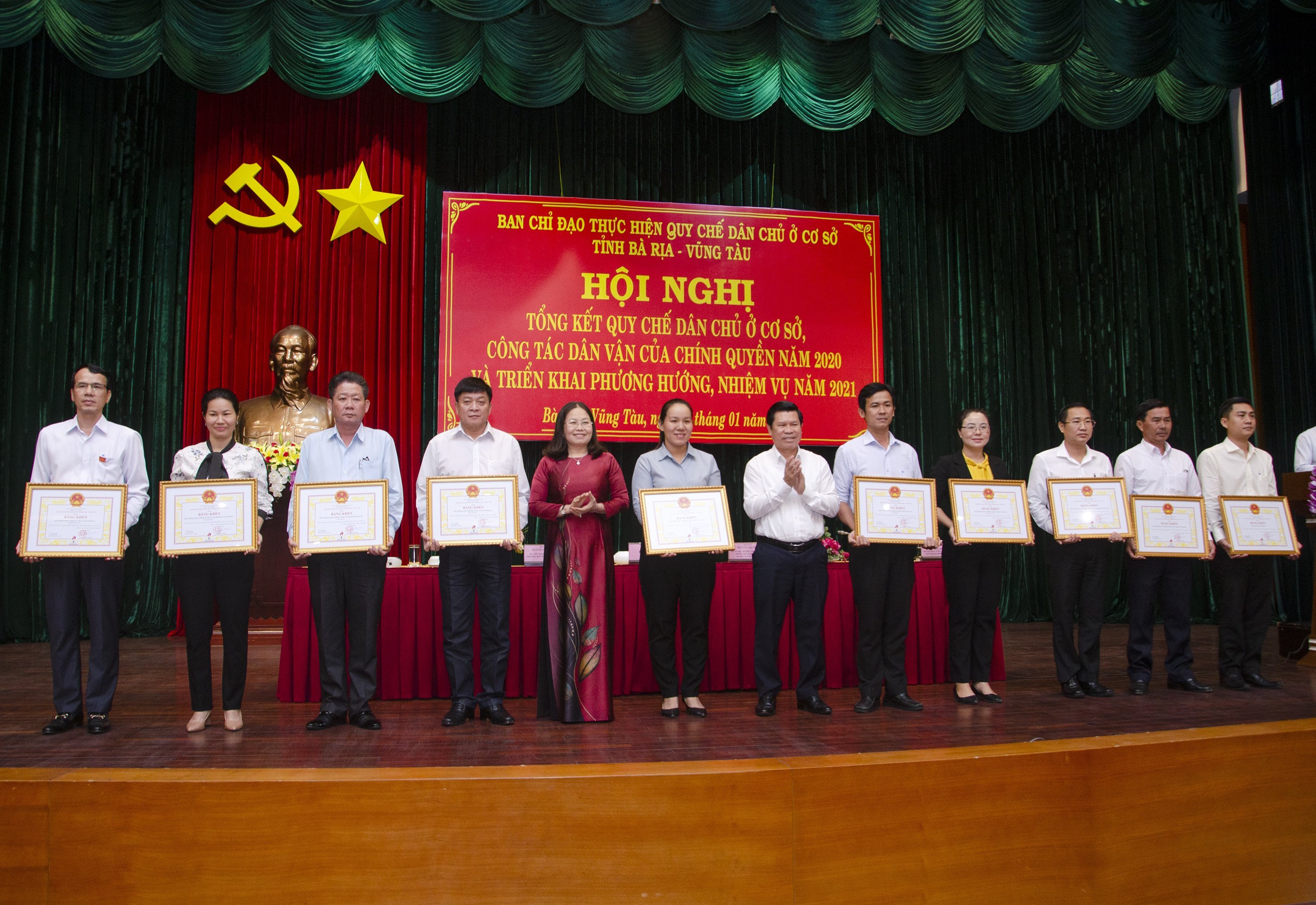 Bà Nguyễn Thị Yến, Phó Bí thư Thường trực Tỉnh ủy, Trưởng Đoàn ĐBQH tỉnh trao Bằng khen của UBND tỉnh cho các tập thể có thành tích xuất sắc trong thực hiện QCDC ở cơ sở năm 2020.