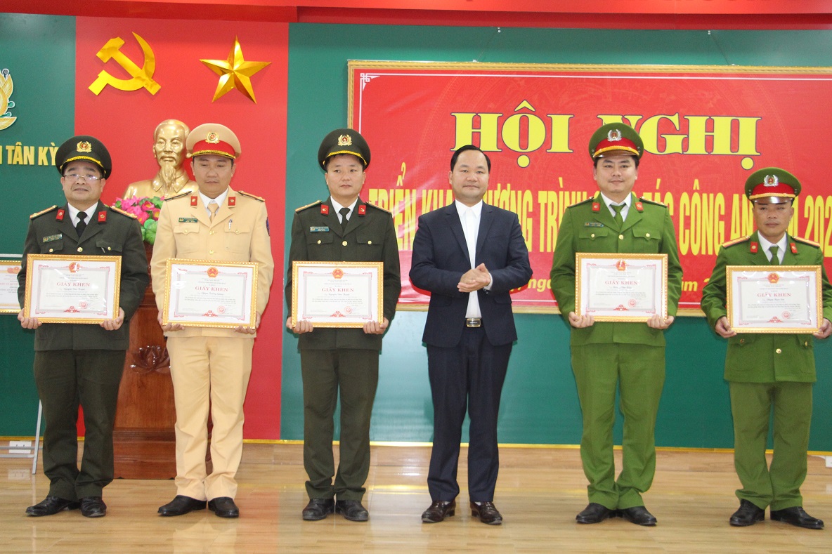 Đồng chí Hoàng Quốc Việt –  Tỉnh ủy  viên, Phó bí thư huyện ủy, Chủ tịch UBND huyện trao giấy khen của Chủ tịch UBND huyện cho CBCS có thành tich xuất sắc trong công tác đảm bảo an ninh trên địa bàn.