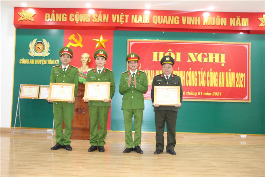 Thượng tá Phạm Vũ Cường - Trưởng Công an huyện Tân Kỳ trao bằng khen của Bộ trưởng bộ Công an cho CBCS có thành tích xuất sắc từ năm 2018 đến 2019.