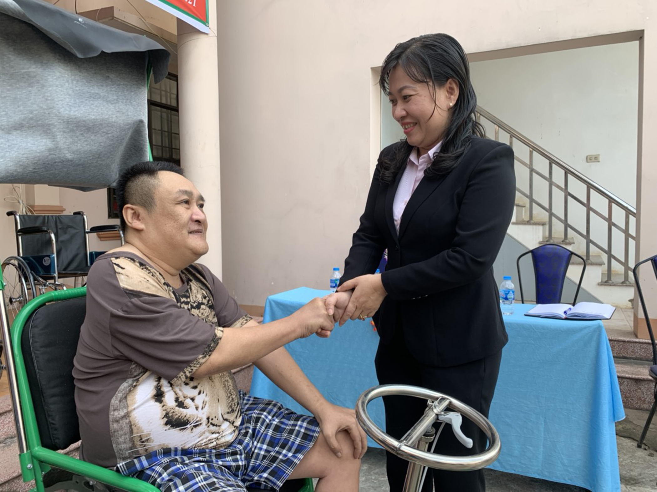 Bà Phạm Thị Kim Thương, Phó Giám đốc Công ty TNHH MTV Xổ số kiến thiết tỉnh thăm hỏi ông Hứa Anh Tuấn sau khi ông được tặng chiếc xe lắc.
