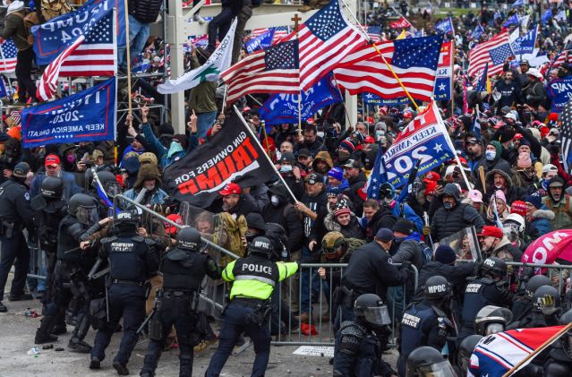 Người biểu tình ủng hộ Tổng thống Donald Trump đối đầu với cảnh sát. 