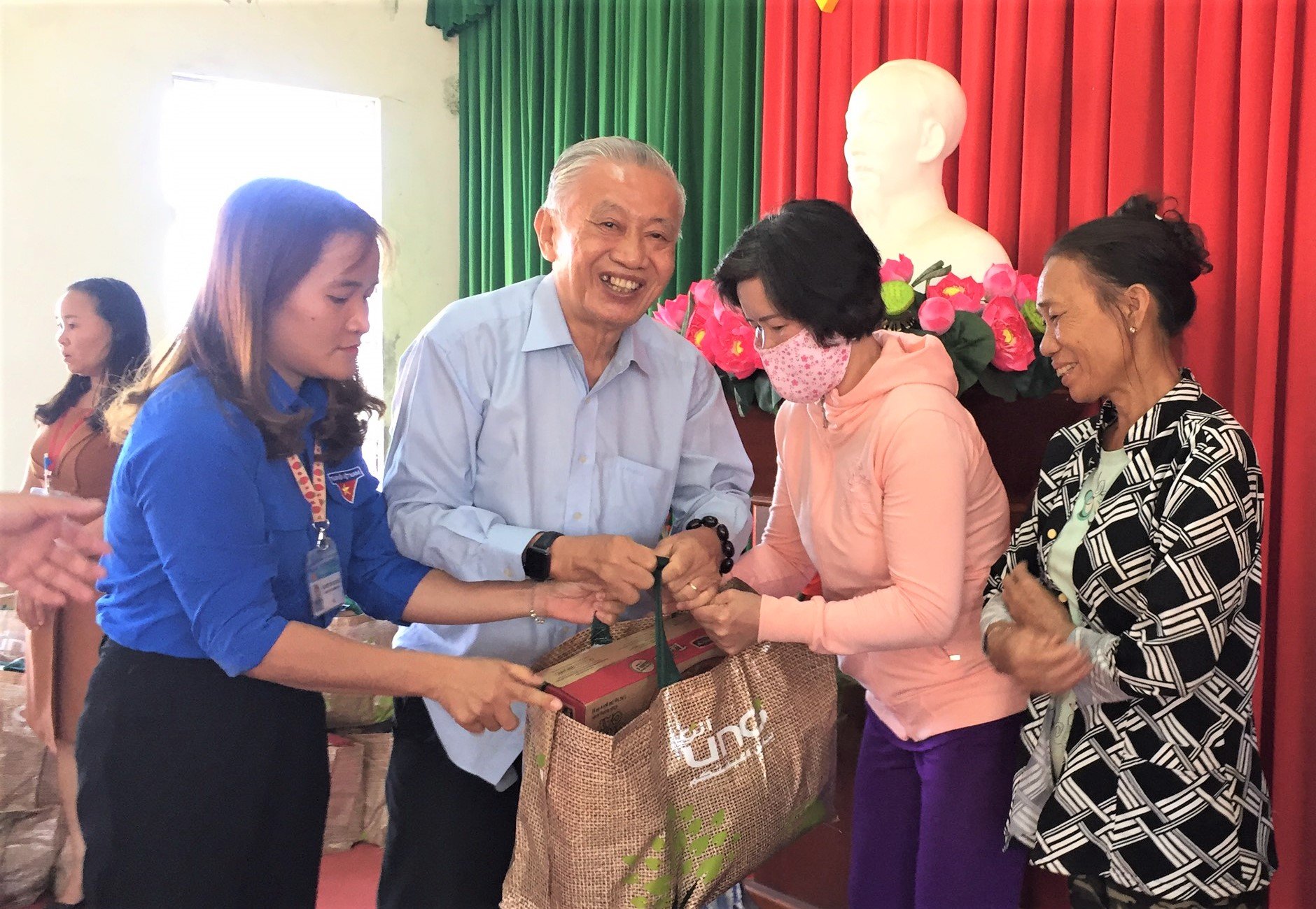 Ông Trần Văn Khánh, nguyên Bí thư Tỉnh ủy trao quà Tết cho người nghèo xã Sơn Bình, huyện Châu Đức. 