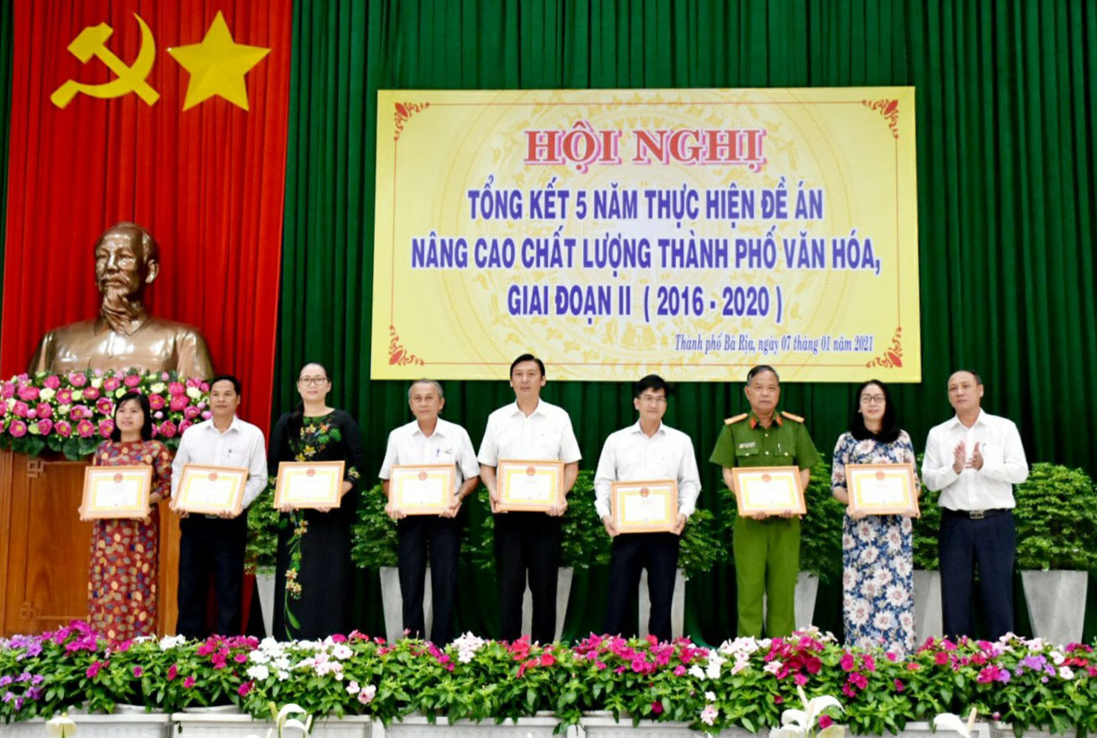 Ông Trần Vinh Quang, Chủ tịch UBND TP. Bà Rịa trao Giấy khen cho các tập thể có thành tích xuất sắc trong 5 năm thực hiện Đề án.