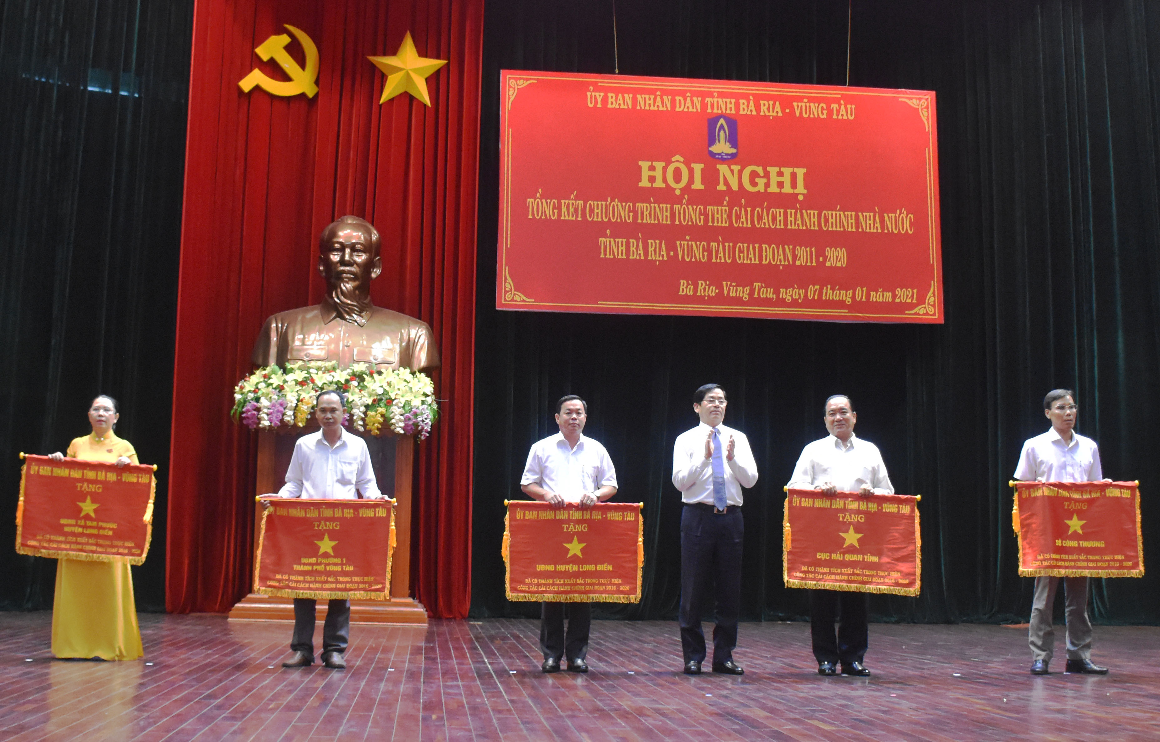 Ông Phạm Viết Thanh, Ủy viên Trung ương Đảng, Bí thư Tỉnh ủy trao Cờ thi đua cho các tập thể có thành tích xuất sắc trong công tác CCHC nhà nước giai đoạn 2016-2020.