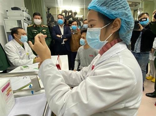 Buổi đầu tiên tiêm thử nghiệm vaccine COVID-19 với liều 25mcg với các tình nguyện viên.