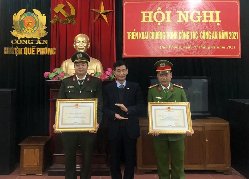 Trao tặng Huy chương Vì an ninh Tổ quốc cho các cá nhân