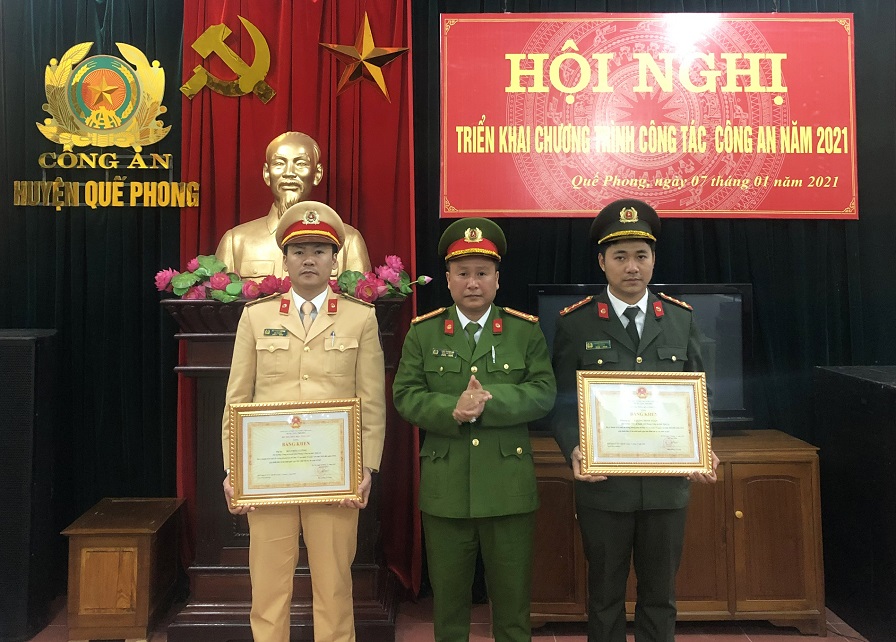 Trao tặng Bằng khen của Bộ trưởng Bộ Công an cho các cá nhân đạt thành tích xuất sắc trong phong trào bảo vệ ANTQ giai đoạn 2018 – 2020
