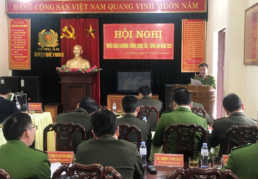 Đồng chí Thượng tá Cao Thanh Hải - Trưởng Công an huyện Quế Phong phát biểu tại Hội nghị