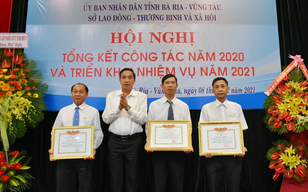 Ông Trần Quốc Khánh, Phó Giám đốc Sở LĐTBXH trao Bằng khen của Bộ LĐTBXH cho các tập thể.