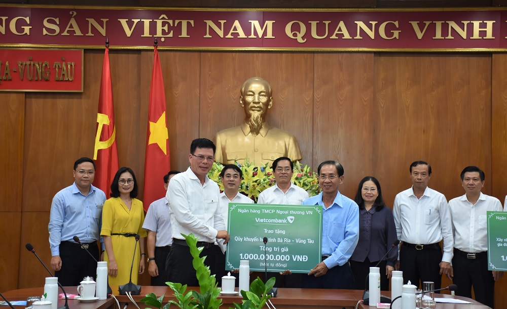 Lãnh đạo tỉnh chứng kiến Vietcombank trao tiền ủng hộ Quỹ Khuyến học tỉnh.