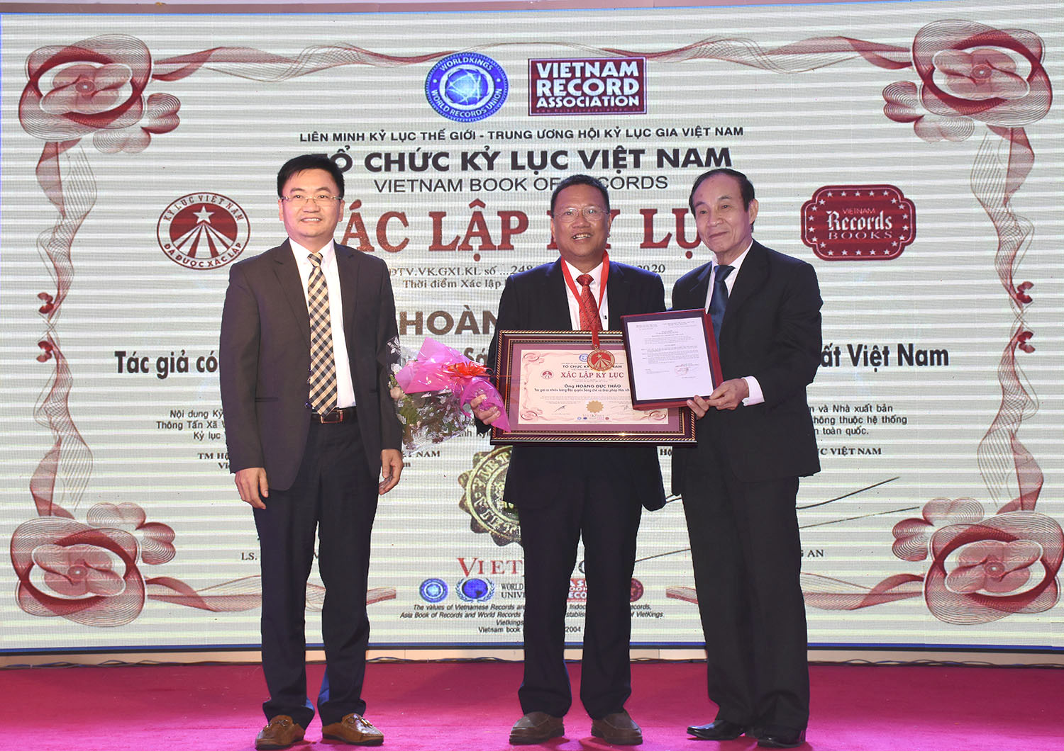 Đại diện Tổ chức Kỷ lục Việt Nam và Hội Kỷ lục gia Việt Nam trao chứng nhận kỷ lục Việt Nam cho cá nhân ông Hoàng Đức Thảo.