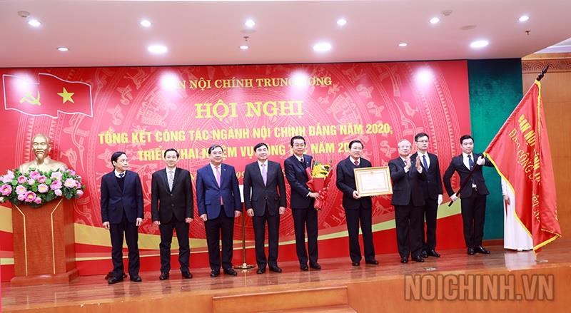 Đồng chí Trần Quốc Vượng, Ủy viên Bộ Chính trị, Thường trực Ban Bí thư trao Huân chương Lao động hạng Nhất cho Ban Nội chính Trung ương.