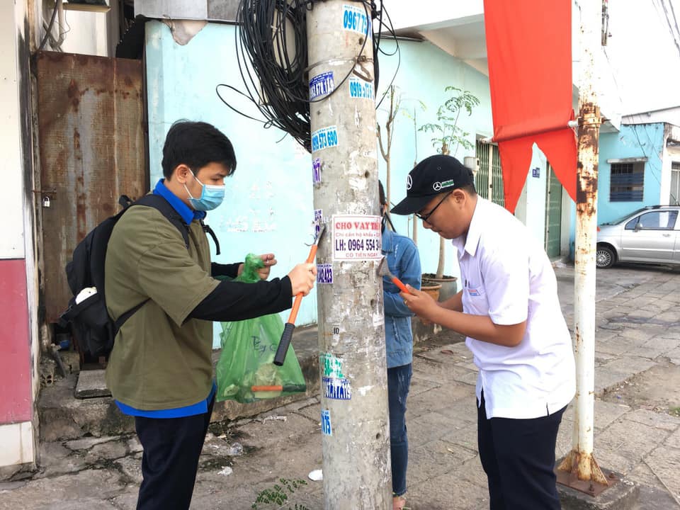 ĐVTN xóa bảng quảng cáo sai quy định trên cột điện tại thị trấn Long Điền.