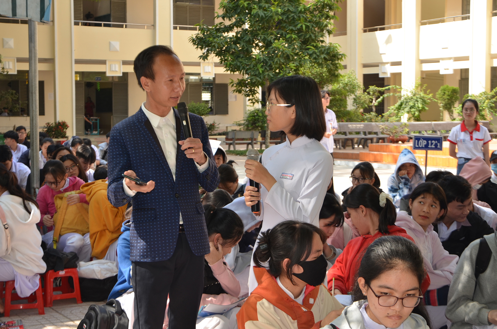 Nguyễn Thị Tú Anh, Lớp 12A3, Trường THPT Trần Hưng Đạo bày tỏ phân vân giữa ngành Đông Phương học và Nhật Bản học với TS Huỳnh Anh Bình.