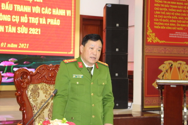 Đại tá Phùng Đức Thắng - Phó cục trưởng Cục Cảnh sát Quản lý hành chính về Trật tự xã hội, Bộ Công an đánh giá cao những kết quả Công an Nghệ An đã đạt được trong công tác quản lý, phòng ngừa, đấu tranh với các hành vi vi phạm pháp luật về VK, VLN, CCHT và pháo