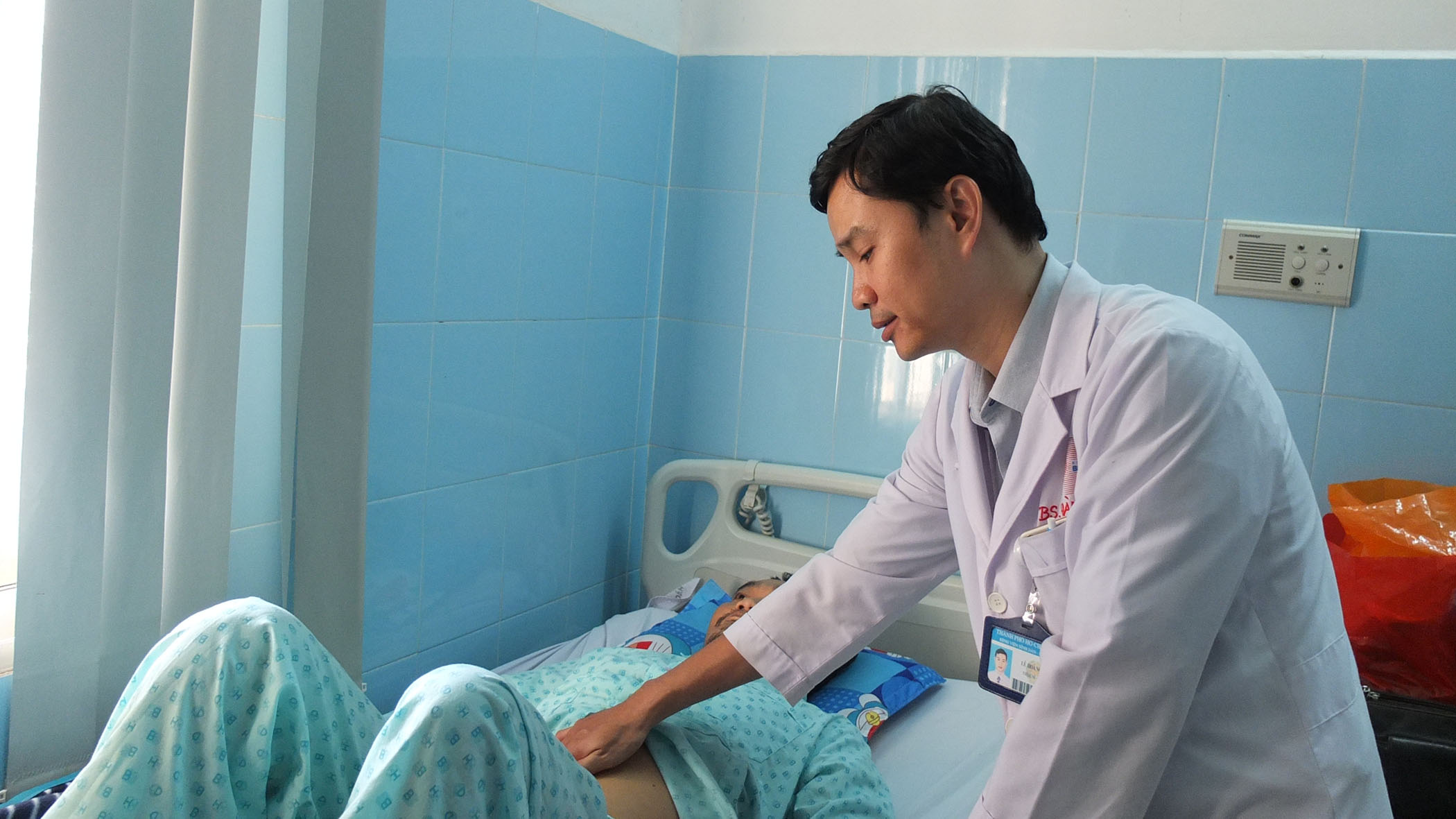 Bác sĩ khoa Phẫu thuật Tim - Mạch máu (Bệnh viện Bình Dân) thăm khám cho người bệnh sau phẫu thuật.