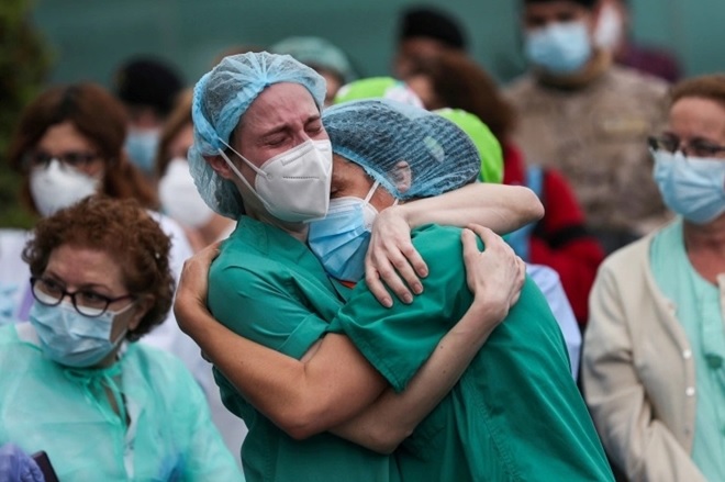 Dấu mốc u ám diễn ra sau hơn một năm virus được phát hiện. Ảnh minh họa Reuters.