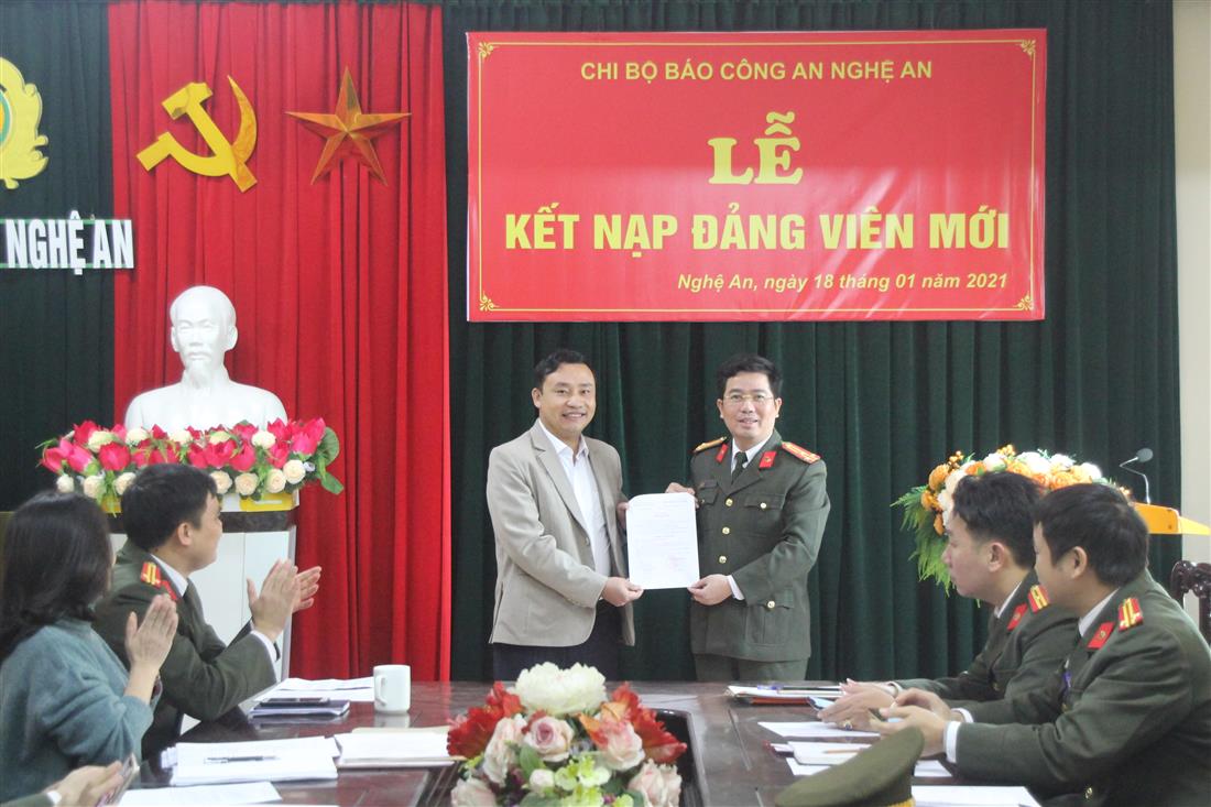 Đồng chí Thượng tá Nguyễn Xuân Thư - Bí thư Chi bộ Báo Công an Nghệ An trao quyết định kết nạp đảng viên mới cho quần chúng ưu tú Nguyễn Văn Nam