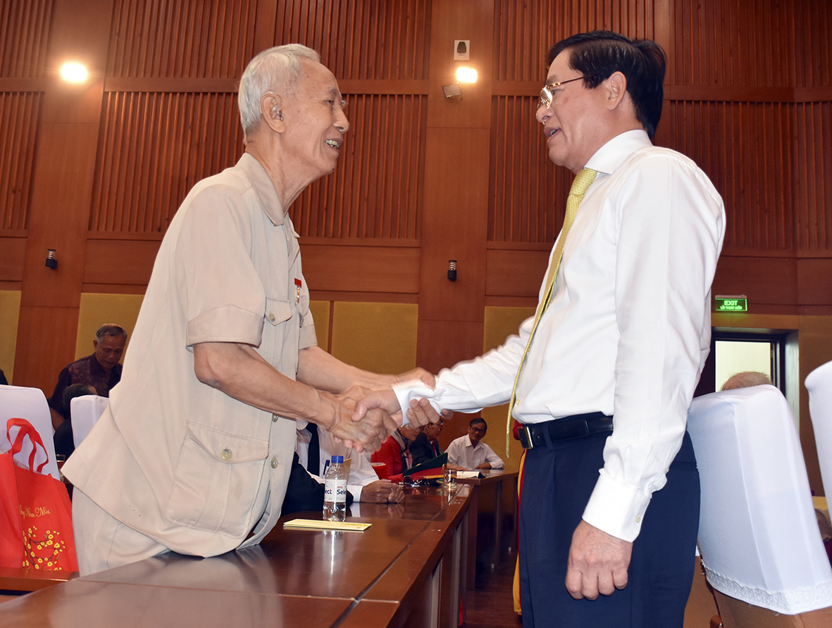 : Ông Phạm Viết Thanh, Ủy viên Trung ương Đảng, Bí thư Tỉnh ủy thăm hỏi các đại biểu tại buổi Họp mặt.