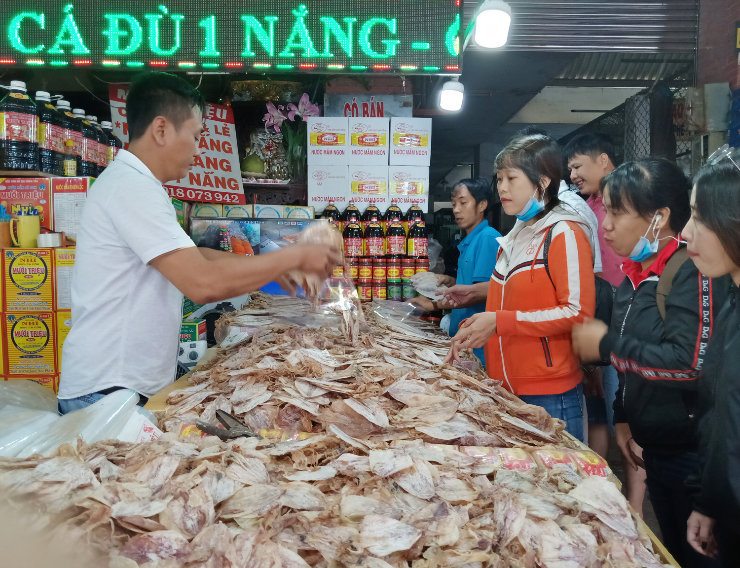Người dân mua hải sản khô tại chợ Bà Rịa.