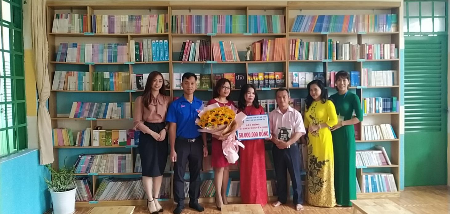 Đại diện Công ty Chế biến Khí Vũng Tàu tặng tủ sách khuyến học cho Trường THCS Phước Tân.