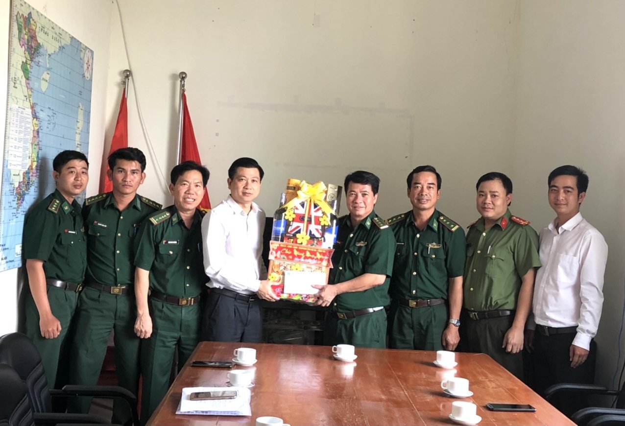 Ông Trần Văn Tuấn, Phó Chủ tịch UBND tỉnh tặng quà Đồn Biên phòng 500 (TT. Long Hải, huyện Long Điền).
