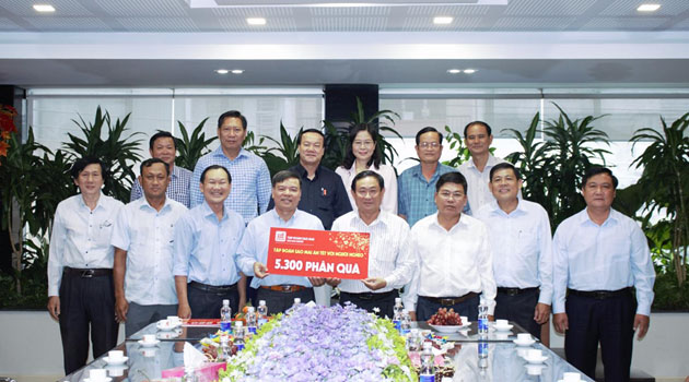 Ông Lê Xuân Quế - Phó Tổng Giám đốc Tập đoàn Sao Mai trao bảng tài trợ quà xuân cho ông Nguyễn Tiếc Hùng - Chủ tịch UBMTTQVN tỉnh An Giang.
