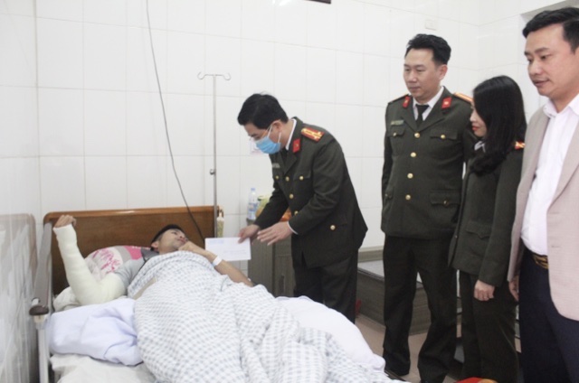 Lãnh đạo, CBCS Báo Công an Nghệ An thăm hỏi, động viên và tặng quà Thượng úy Lương Đình Thiết, Trưởng Công an xã Liên Thành.