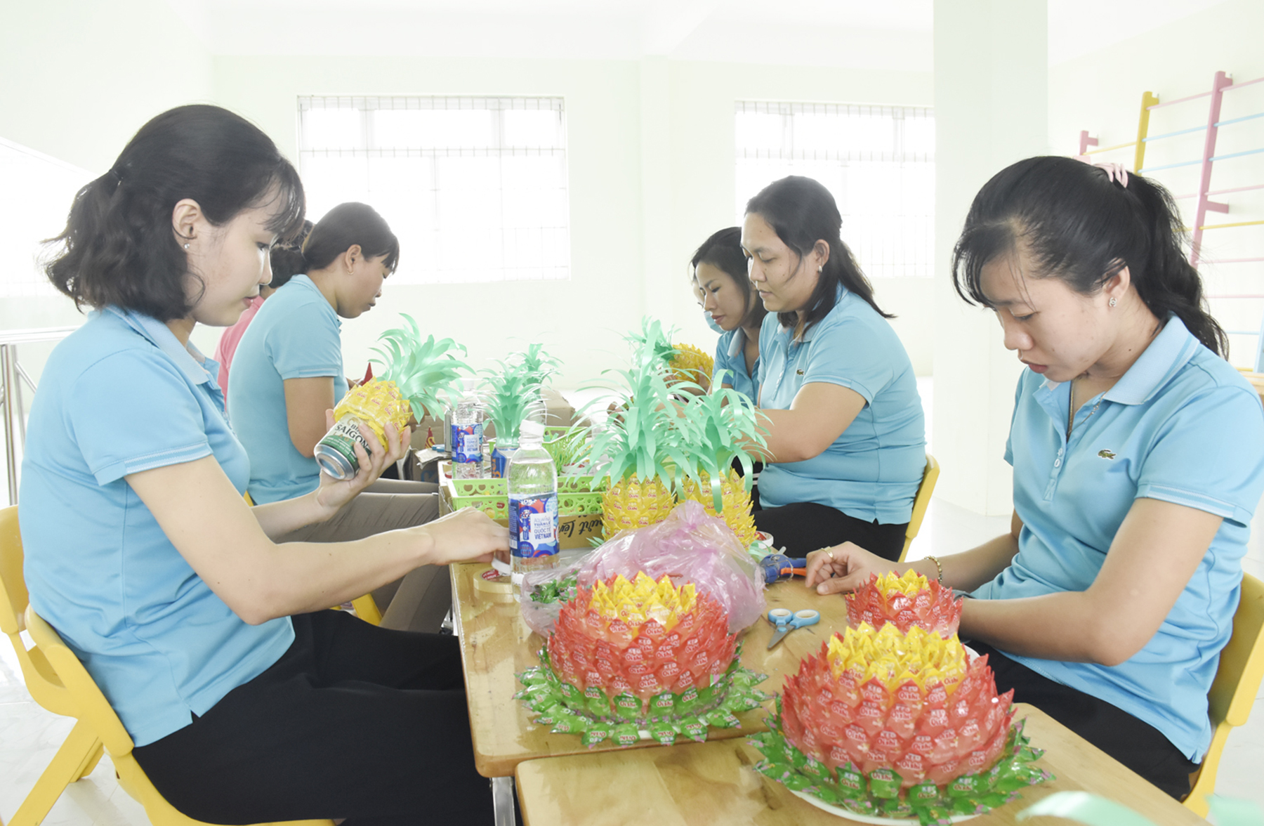Tranh thủ giờ nghỉ trưa, các giáo viên Trường MN Hướng Dương làm trái thơm, hoa sen chưng Tết gây quỹ giúp học trò nghèo. 