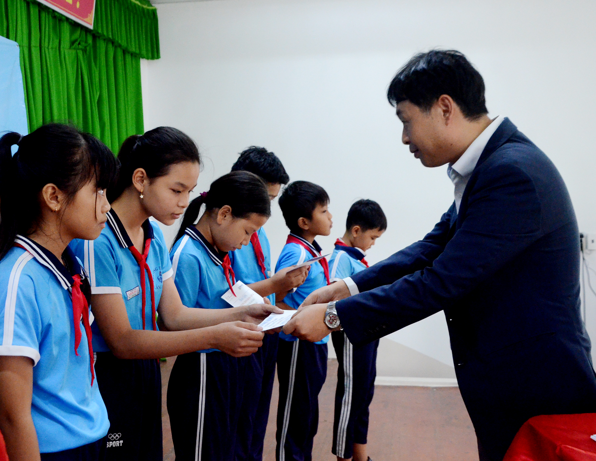 Đại diện Công ty TNHH Zinc Odixe Coporation Việt Nam trao học bổng cho các em học sinh có hoàn cảnh khó khăn trường TH Láng Dài 1.