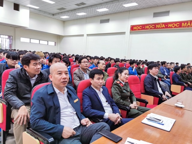 Lãnh đạo, cán bộ giáo viên và cơ quan chức năng dự buổi tuyên truyền 