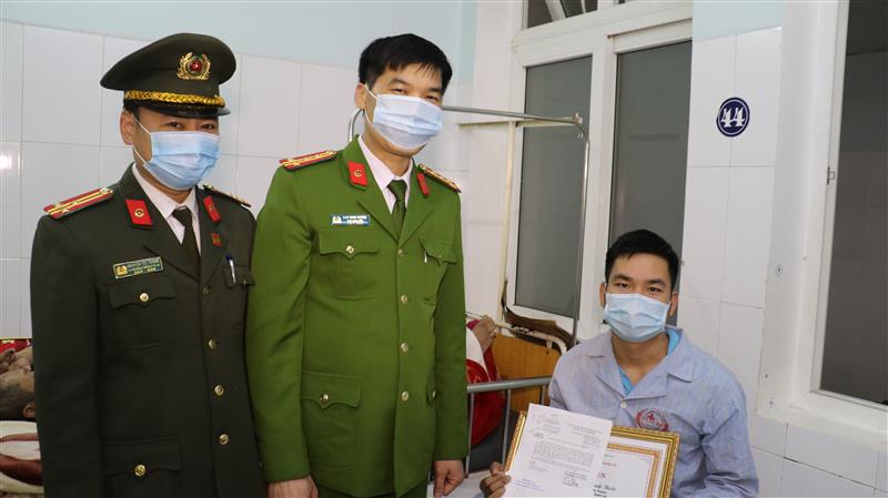 Chú thích ảnh: Thừa ủy quyền của Lãnh đạo Bộ Công an, đồng chí Đại tá Cao Minh Huyền, Phó Giám đốc Công an tỉnh Nghệ An trao thư khen cùa đồng chí Thứ trường Bộ Công an và giấy khen của Giám đốc Công an tỉnh cho đồng chí Lương Đình Thiết