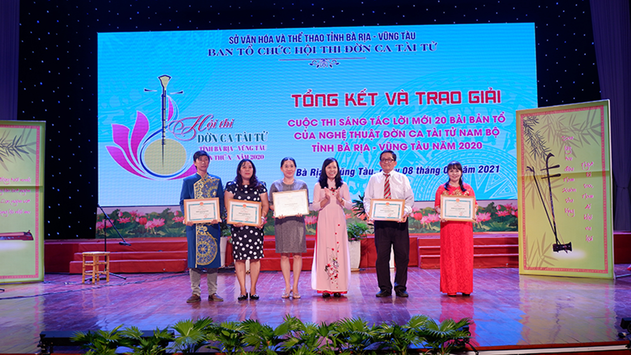 Bà Nguyễn Thị Ánh Hồng, Phó Giám đốc Sở VH-TT trao giải A và B cho 5 đội thi tại Hội thi ĐCTT “Bà Rịa - Vũng Tàu hòa nhịp đờn ca” năm 2020 diễn ra vào ngày 8/1/2021.