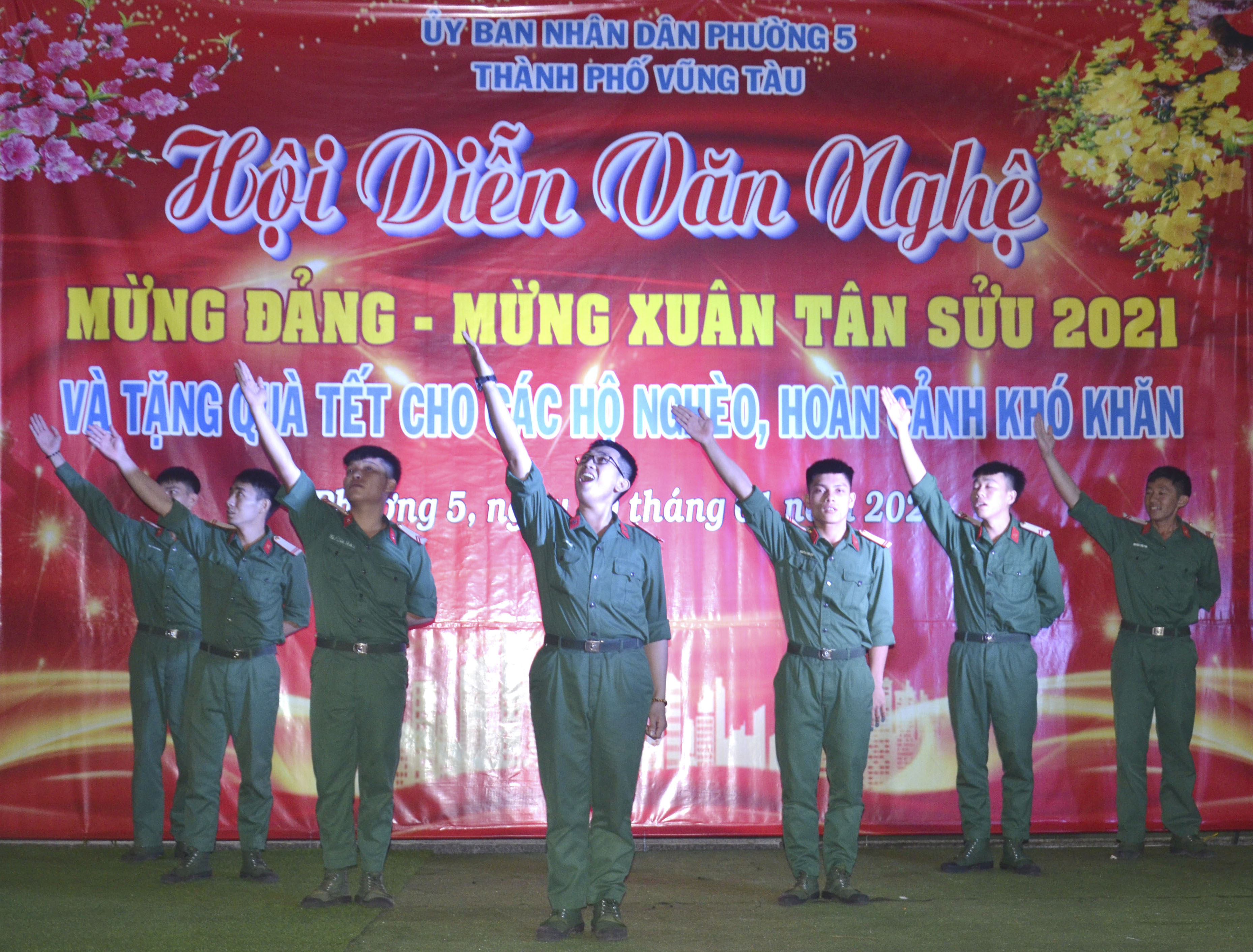 Tiết mục nhảy dân vũ “Việt Nam ơi” do các chiến sĩ Đại đội pháo binh 34 biểu diễn. 