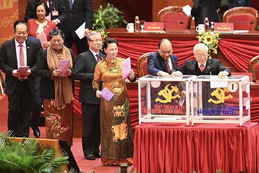 Các đồng chí lãnh đạo Đảng, Nhà nước bỏ phiếu bầu Ban Chấp hành Trung ương khóa XIII. - Ảnh: VGP/Nhật Bắc