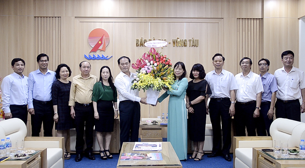 Ông Mai Ngọc Thuận, Ủy viên Ban Thường vụ Tỉnh ủy, Phó Chủ tịch HĐND tỉnh tặng hoa chúc Tết Báo Bà Rịa-Vũng Tàu.