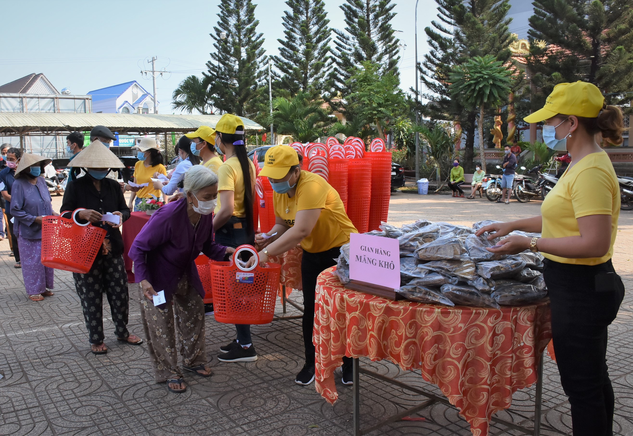 Hội viên phụ nữ có hoàn cảnh khó khăn được tặng giỏ nhựa và các mặt hàng thiết yếu khi tham gia “Phiên chợ 0 đồng”. 