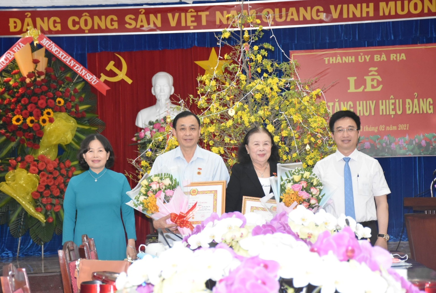 Thành ủy Bà Rịa trao Huy hiệu Đảng cho các đảng viên Báo Bà Rịa Vũng Tàu Online