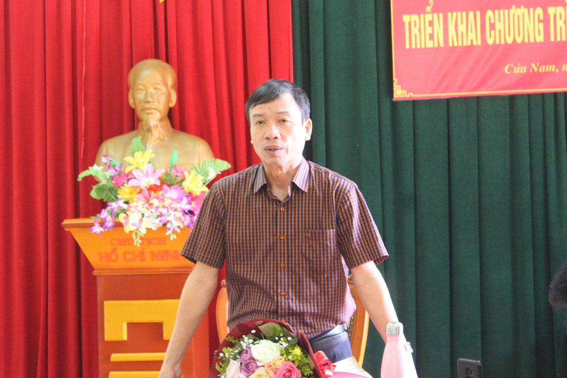 Đồng chí Trần Văn Trí, Chủ tịch UBND phường biểu dương, ghi nhận những thành tích mà CBCS Công an phường đạt được trong thời gian qua