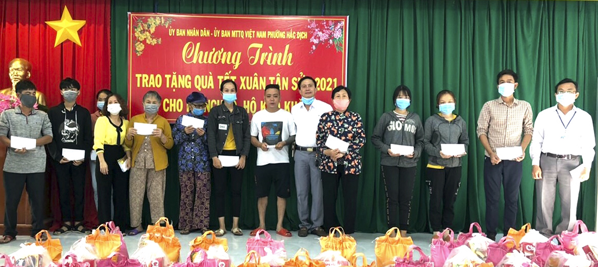 Phường Hắc Dịch phối hợp với Công ty TNHH Thương mại Dịch vụ Hương Sen trao 70 phần quà cho hộ nghèo, hộ có hoàn cảnh khó khăn.  