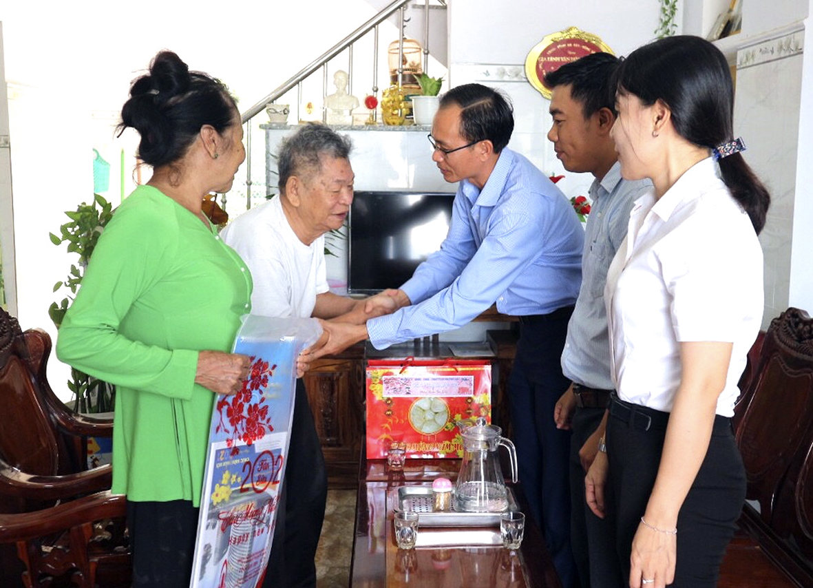 Ông Phan Minh Hợp, Bí thư Đảng ủy phường Hắc Dịch thăm và tặng quà cho ông Nguyễn Quang Trung (45 năm tuổi Đảng, ở khu phố 2).