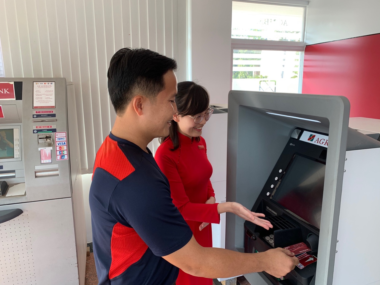 Khách hàng rút tiền tại cây ATM của Agribank trên đường 30/4, TP. Vũng Tàu.